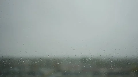 Raindrops on a windowpane Stockbeeldmateriaal 321646415