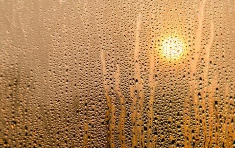 Raindrops on the windowpane with sunset Stockfoto's