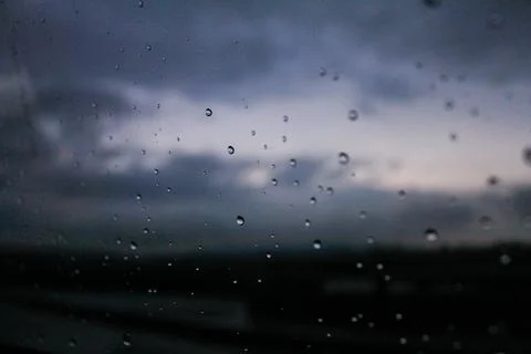 Raindrops on the windows with blurred cloudy background Foto stock