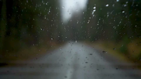 Raindrops on windscreen driving on bumpy gravel road in Finland in autunm Video stock 119665568