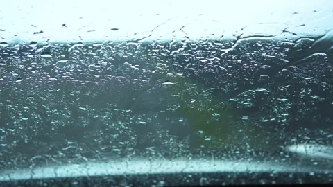The raindrops on the windshield of the car. Video stock 90047826