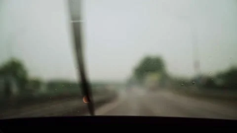 Raindrops on the windshield. severe weather conditions for driving. storm. Vídeos de archivo 160052342