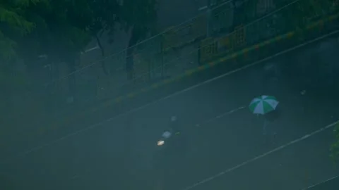 Rainfall and traffic moving on road crossed delhi NCR india 스톡 동영상 314887707