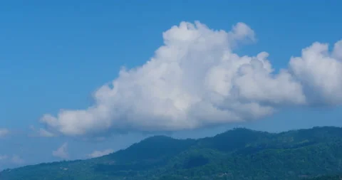 Rainforest Strata Clouds Form On Coastal Mountan Jungle With Blue Skies Vídeo Stock 137687113