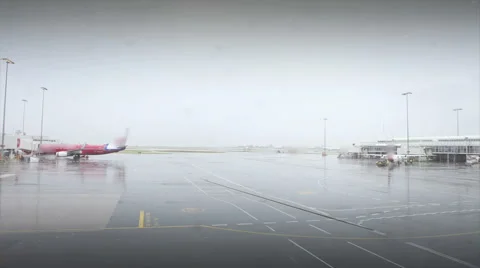 Raining at the Airport Timelapse HD Vidéo 44618324
