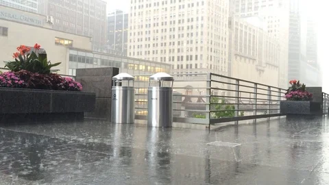 Raining in the city Stockbeeldmateriaal 100633093