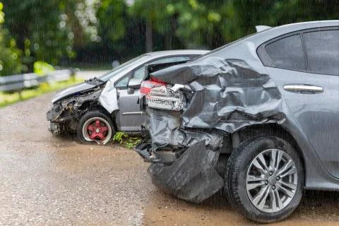 Raining day front of light gray color car crash with back side of  gray color 스톡 사진