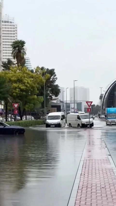 Raining in Dubai City, 10/03/2024, Dubai City 動画素材 268564290