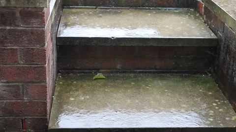 Raining on garden steps, wet weather Vídeo Stock 150253858
