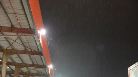 Raining at night and light shining in darkness Видео 104871544