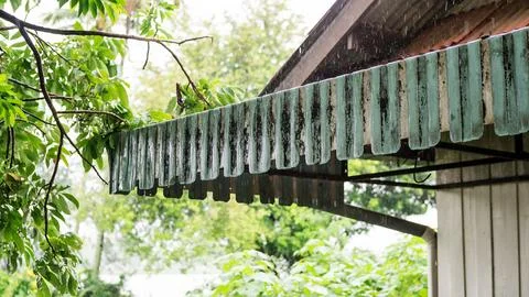 Raining on an old awning. Foto stock