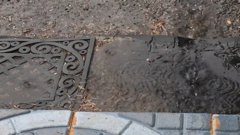 Raining on Outdoor Floor Mats making Puddles Stockbeeldmateriaal 102928234