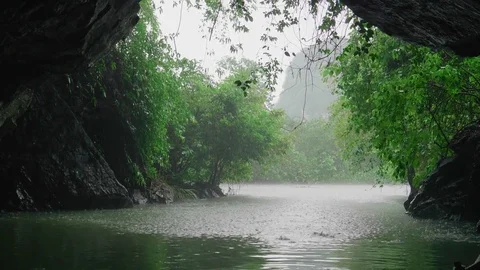 Raining in the river from inside cave Vídeos de archivo 79772185