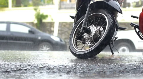 Raining on the road 動画素材 43503702