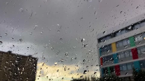 Rainwater falling on the glass and advancing drops 動画素材 270157008