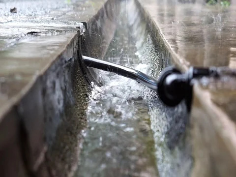 Rainwater flows in the drain. Selective focus Vídeos de archivo 83963198