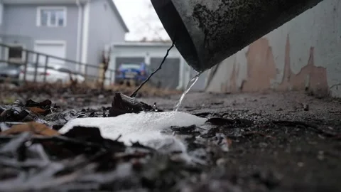 Rainwater flows from a drainpipe. Vídeo Stock 263898024