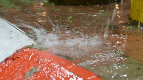 Rainwater pours from the gutter Vídeo Stock 122290177