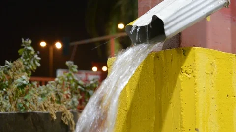 Rainwater pours from the gutter 動画素材 122290178