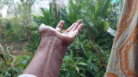 Rainwater washes down hands Stockbeeldmateriaal 292411197