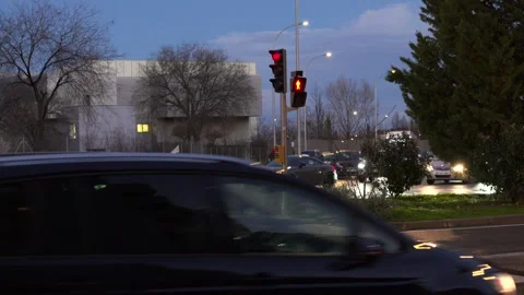 Rainy city intersection with traffic and red light Stock-Footage 328516472