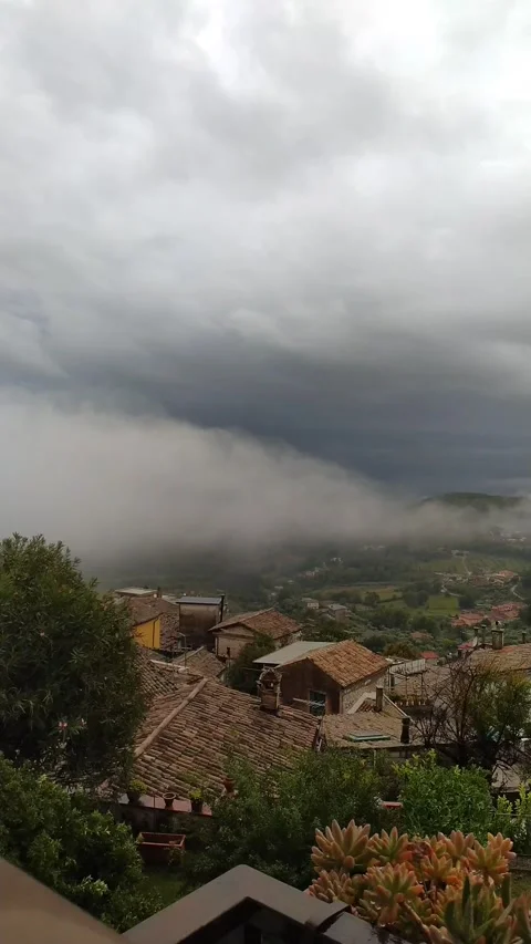 Rainy cloud passes under roofs of Italian town. Speed 8x Vídeo Stock 140913381