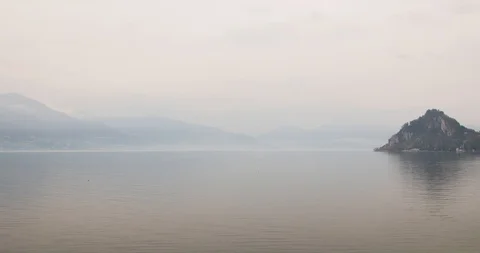 Rainy day on Maggiore lake Vídeo Stock 106705697