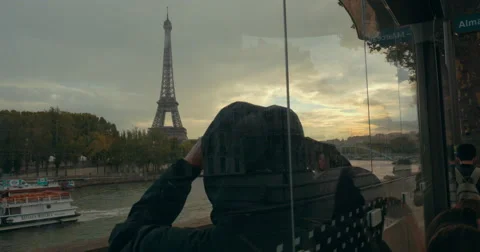 Rainy day in Paris Video stock 64338673