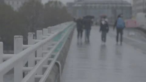Rainy day Waterloo bridge no audio Stock Footage 142452053