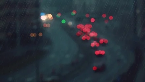 Rainy evening traffic in the city Stock-Footage 72484791
