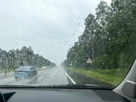 Rainy highway view through car windshield while driving 库存照片
