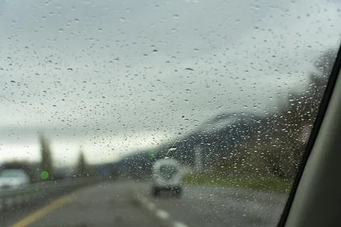 Rainy Highway View Through Windshield Foto stock