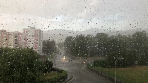 Rainy intersection, wide Stock Footage 137762119