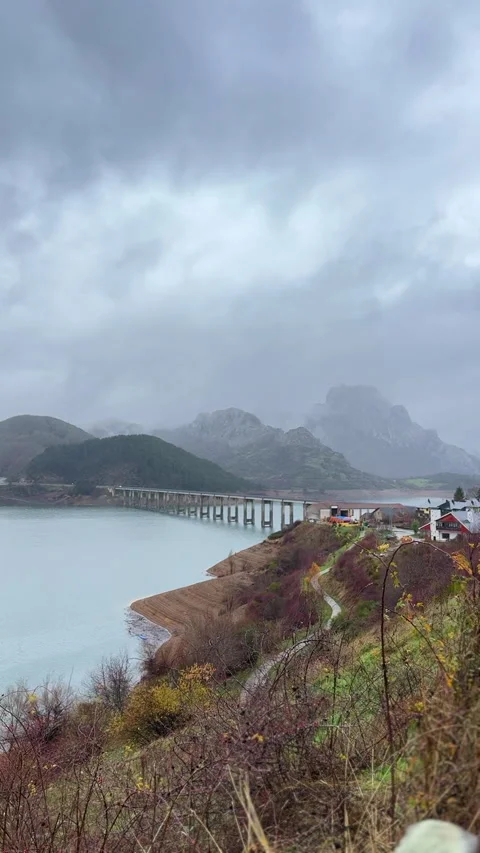 Rainy mountain valley with bridge river and dramatic alpine scenery Vídeos de archivo 339216331
