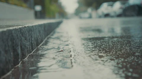Rainy Sidewalk With Movement 스톡 동영상 132266662