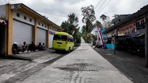 Rainy sky hangs low over quiet village street Vidéo 345143358