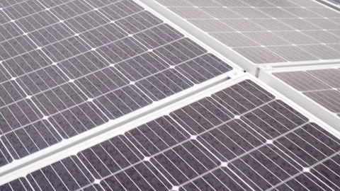 Rainy solar panels, not working, dolly forward tracking shot. Vidéo 155375156