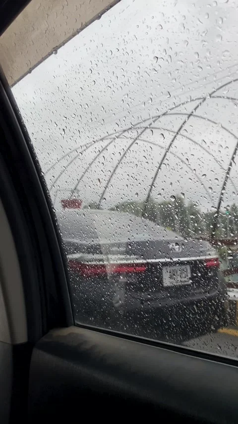 Rainy Traffic View Through Wet Car Window Vidéo 331887175
