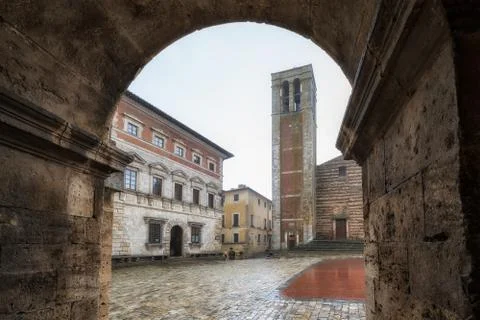 Rainy view of empty medieval Piazza Grande - main square in Montepulciano Foto stock