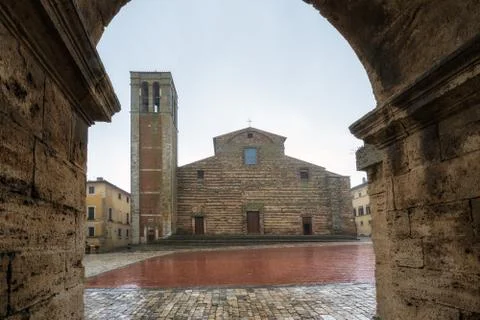 Rainy view of empty medieval Piazza Grande - main square in Montepulciano 스톡 사진