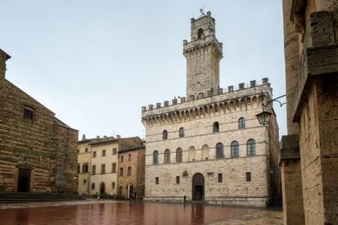 Rainy view of empty medieval Piazza Grande - main square in Montepulciano 스톡 사진