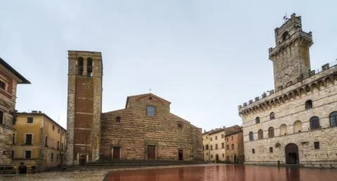 Rainy view of empty medieval Piazza Grande - main square in Montepulciano Foto stock