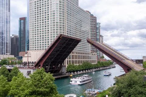 Raised Bridge Over Chicago River With Tour Boats Stock Photos