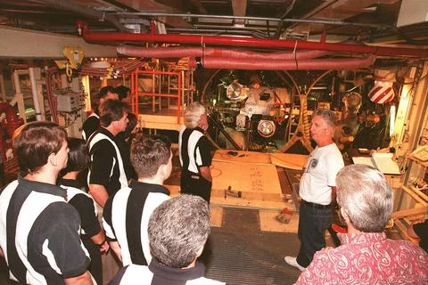 On a raised platform in the Orbiter Processing Facility bay 3, members of ... 스톡 사진