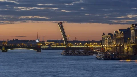 The raised Trinity Bridge at white nights in the city of Saint Petersburg. Stock-Footage 111531095