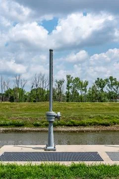 Raised valve stem for flood control gates above a spillway structure into a Foto stock
