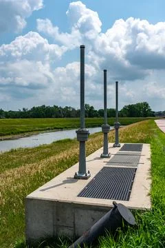 Raised valve stem for flood control gates above a spillway structure into a Foto stock