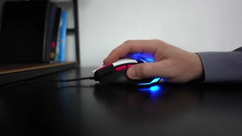 Raising the computer mouse. Close-up of a hand using a computer mouse. Vídeo Stock 303216108