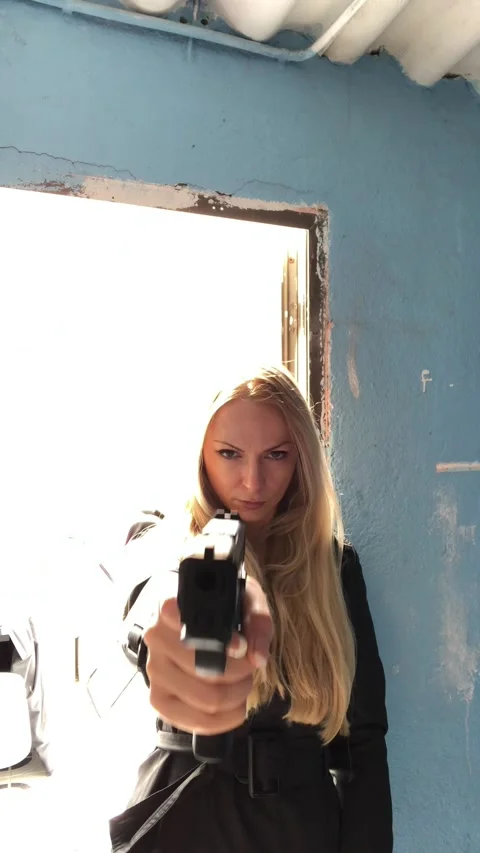 Raising gun Stockbeeldmateriaal 171116163