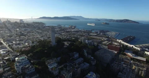 Raising up over Coit Tower Vídeos de archivo 61389562